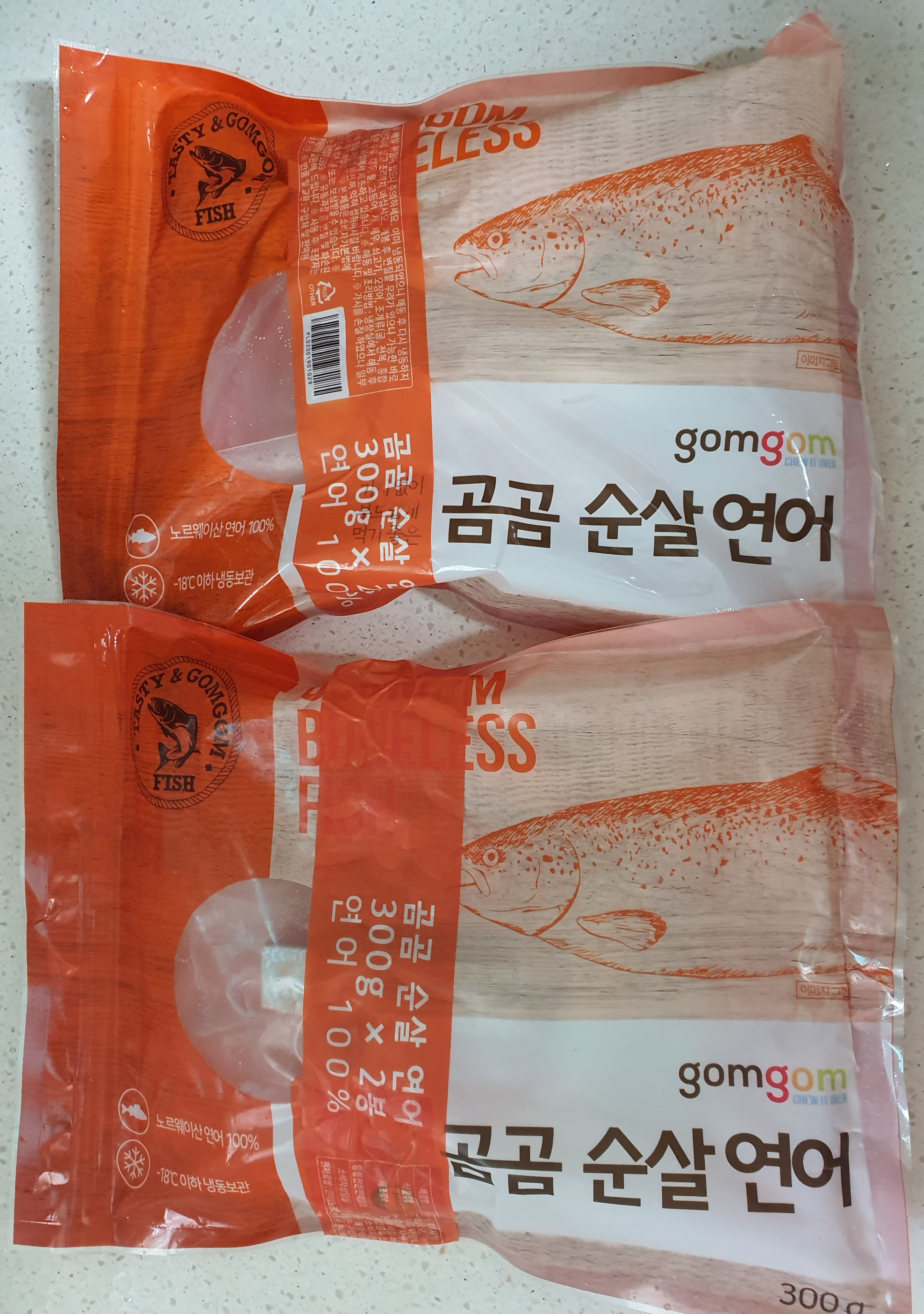 연어-스테이크-재료로-냉동-연어를-사용했어요.