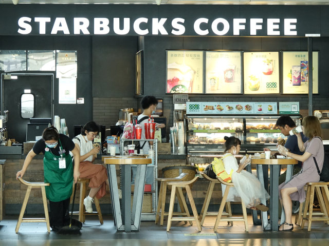 정가 4만5000원&rarr;20만원?&hellip;스타벅스 &lsquo;곰돌이 컵&rsquo; 또 품절&middot;리셀 대란