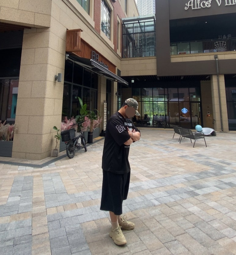 데일리룩('25. 9. 30.)원더플레이스 빈티지워싱 카모 밀리터리 볼캡, 드릭스 럭비오버핏 메시저지 하프 슬리브, 무신사스탠다드 와이드 버뮤다팬츠, 무신사 양말, 아디다스 오즈위고