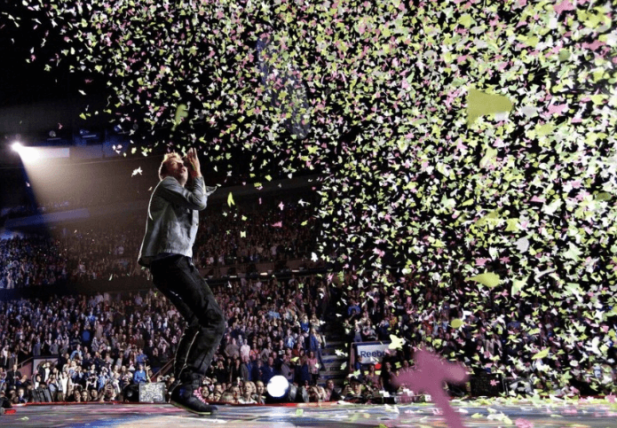 콜드플레이-공연중-색종이-가루가-흩날리는-사진