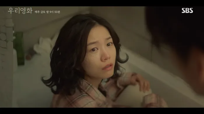 제하쳐다보는-서영