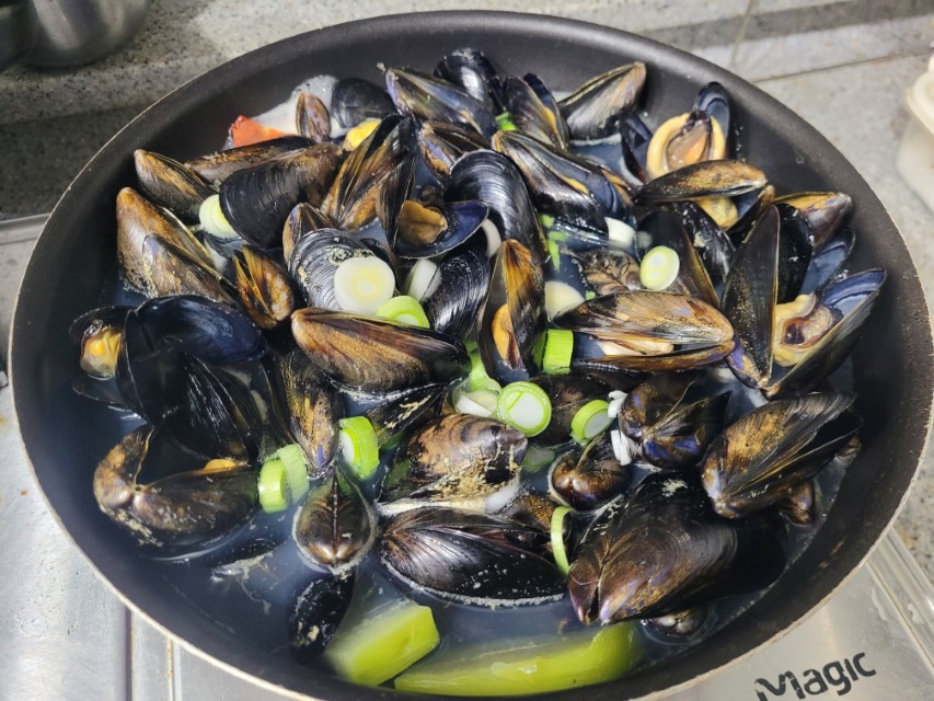 홍합탕에 대파를 넣는 장면