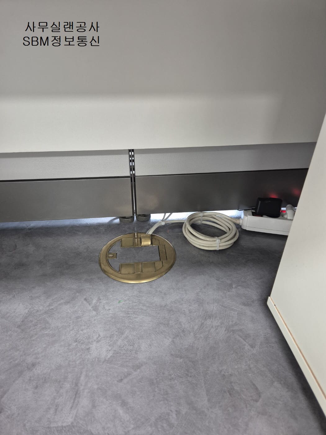 기존 플로어덕트를 재활용하여 회의실 중앙 배선 길이를 획기적으로 줄였습니다 - SBM정보통신