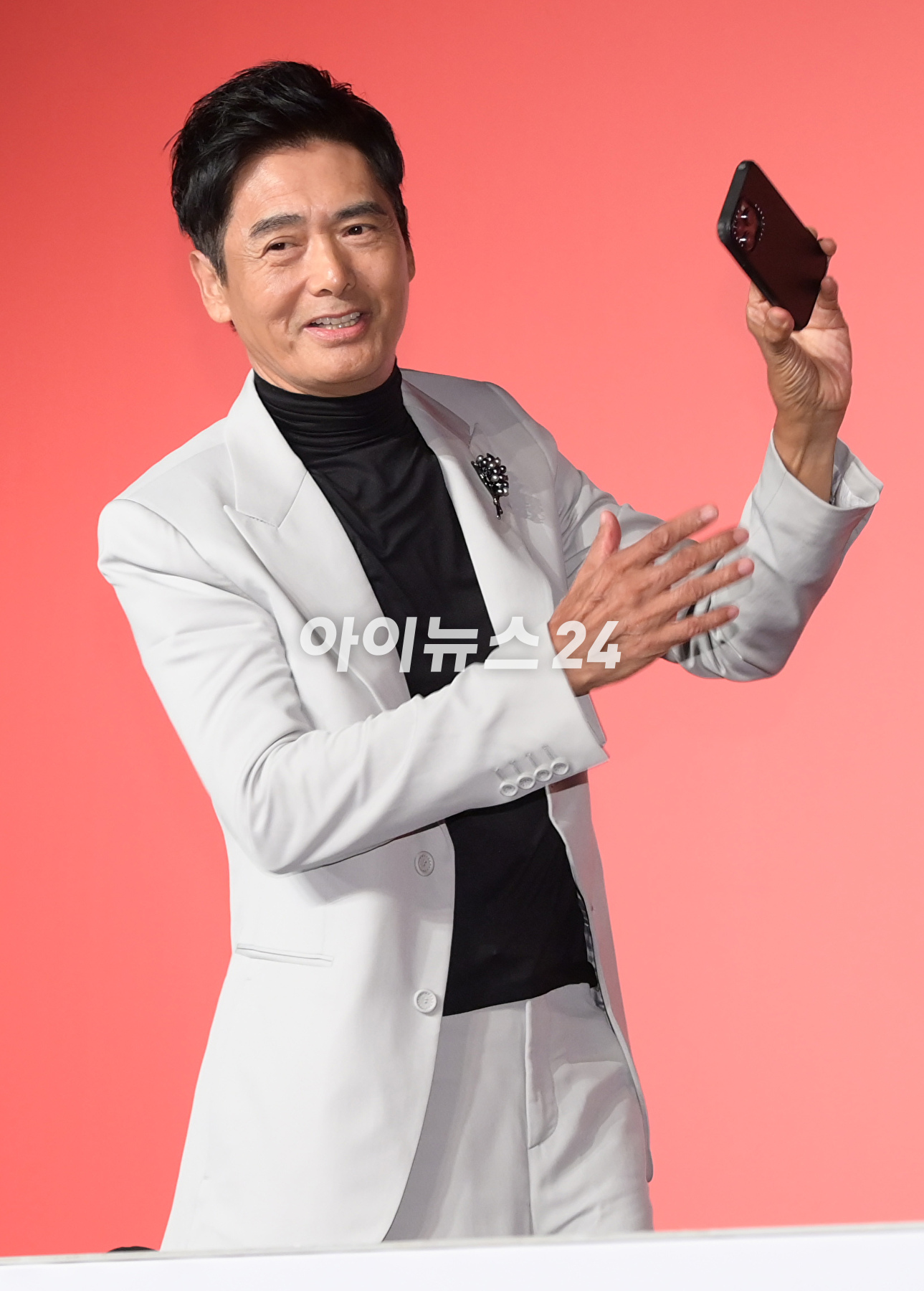 배우 주윤발(저우룬파)이 5일 오후 부산광역시 해운대구 우동 KNN타워에서 진행된 제28회 부산국제영화제 공식 기자회견에 참석해 취재진들과 기념사진을 촬영하고 있다. [사진=정소희 기자]