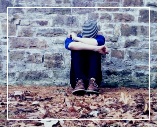 쪼그리고 외로워하는 남자