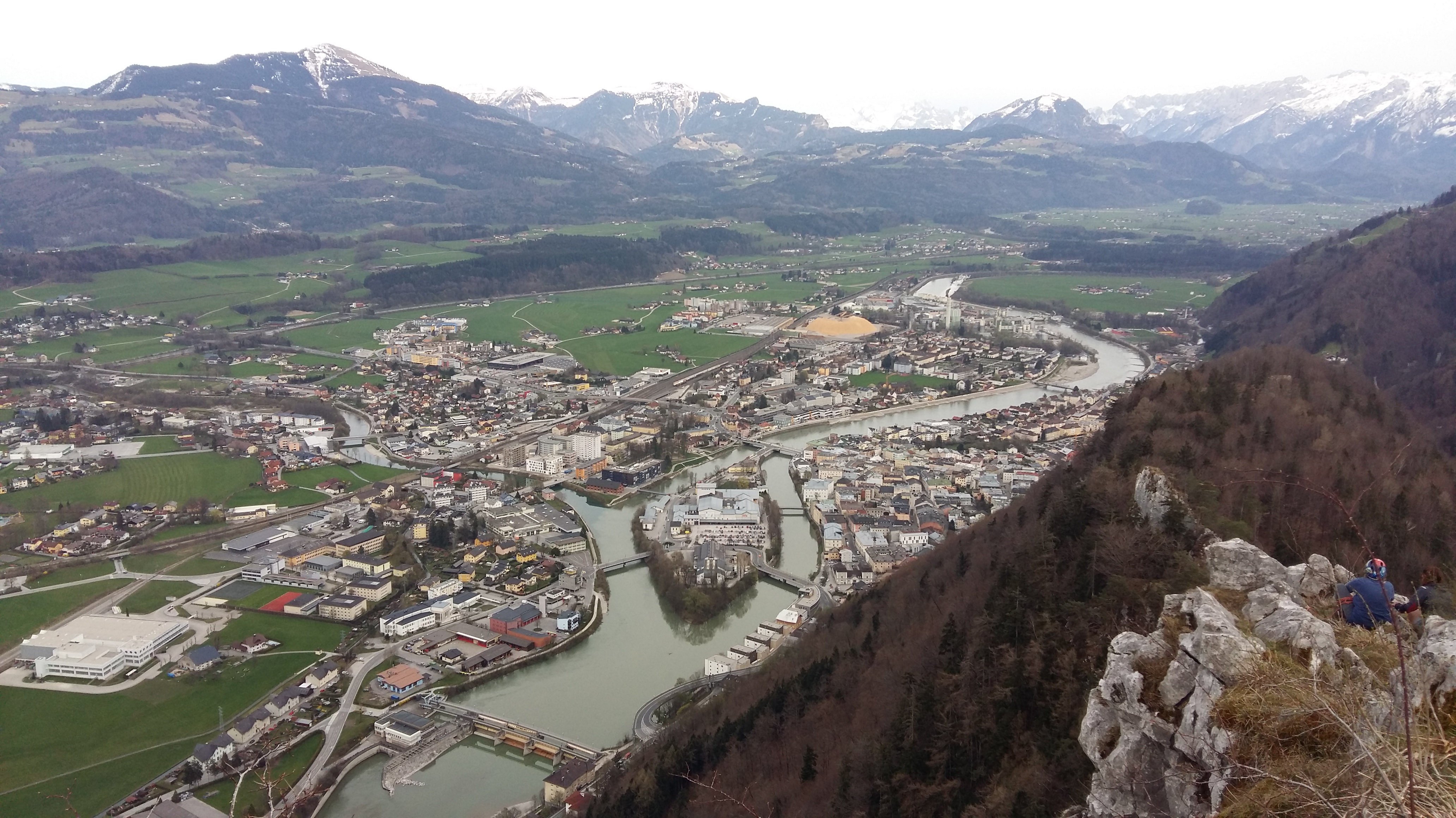 오스트리아 잘츠부르크 클라이밍으로 유명한 돌산과 뒷편의 강과 마을