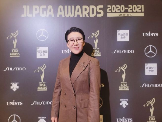 신지애 프로가 악사 레이디스 마지막 날 페어웨이에서 샷을 점검하는 장면