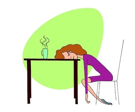 피로한 모습으로 책상에 업드려 있는 사람 그림