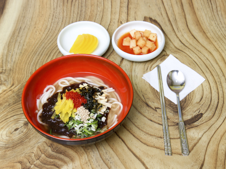 통영 장사의신 미스터리의 사진 한 컷 고구마로 만든 빼데기죽, 우동 위에 짜장소스 우짜 맛집 추천