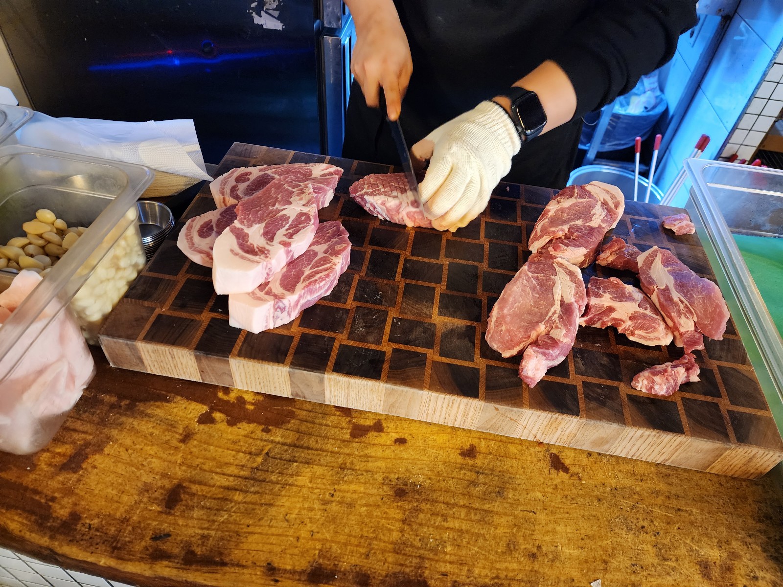 직원이 고기 손질하는 모습