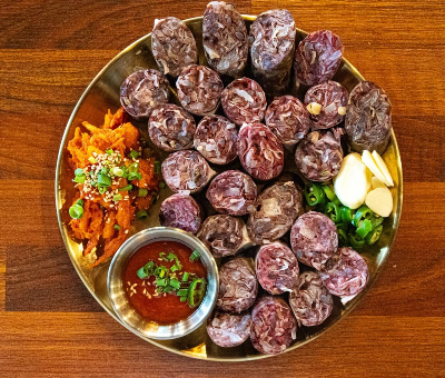 더덕과 순대가 있는 접시