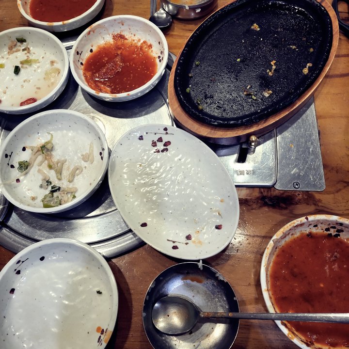 식사하고 접시를 비움 