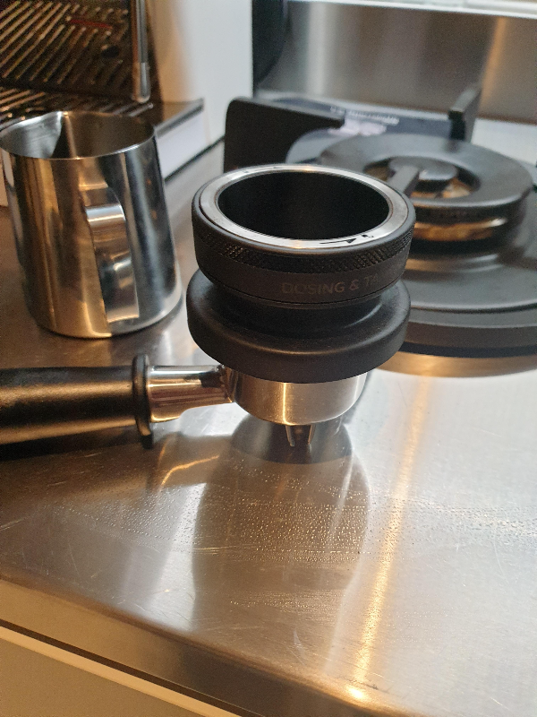 드롱기 라스페셜리스타 아르떼(La Specialista ARTE) 반자동 커피 머신_도징링과 포터필터 결합