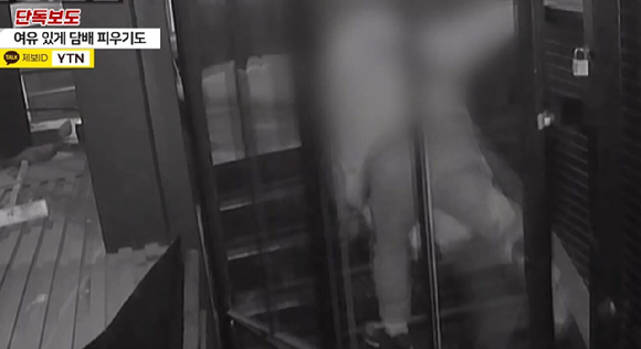 지난 16일 새벽 시간대 한 남성이 서울시 마포구 서교동 한 방탈출 카페 문을 부수고 있다. [사진=YTN 보도화면 캡처]