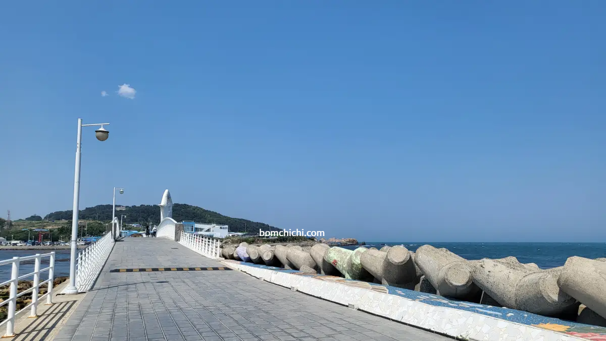 슬도 등대에서 바라본 다리와 바다 사진