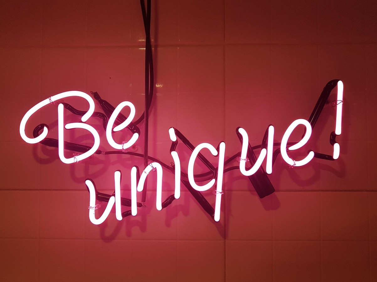 네온사인을 통해 감각적인 분위기를 연출