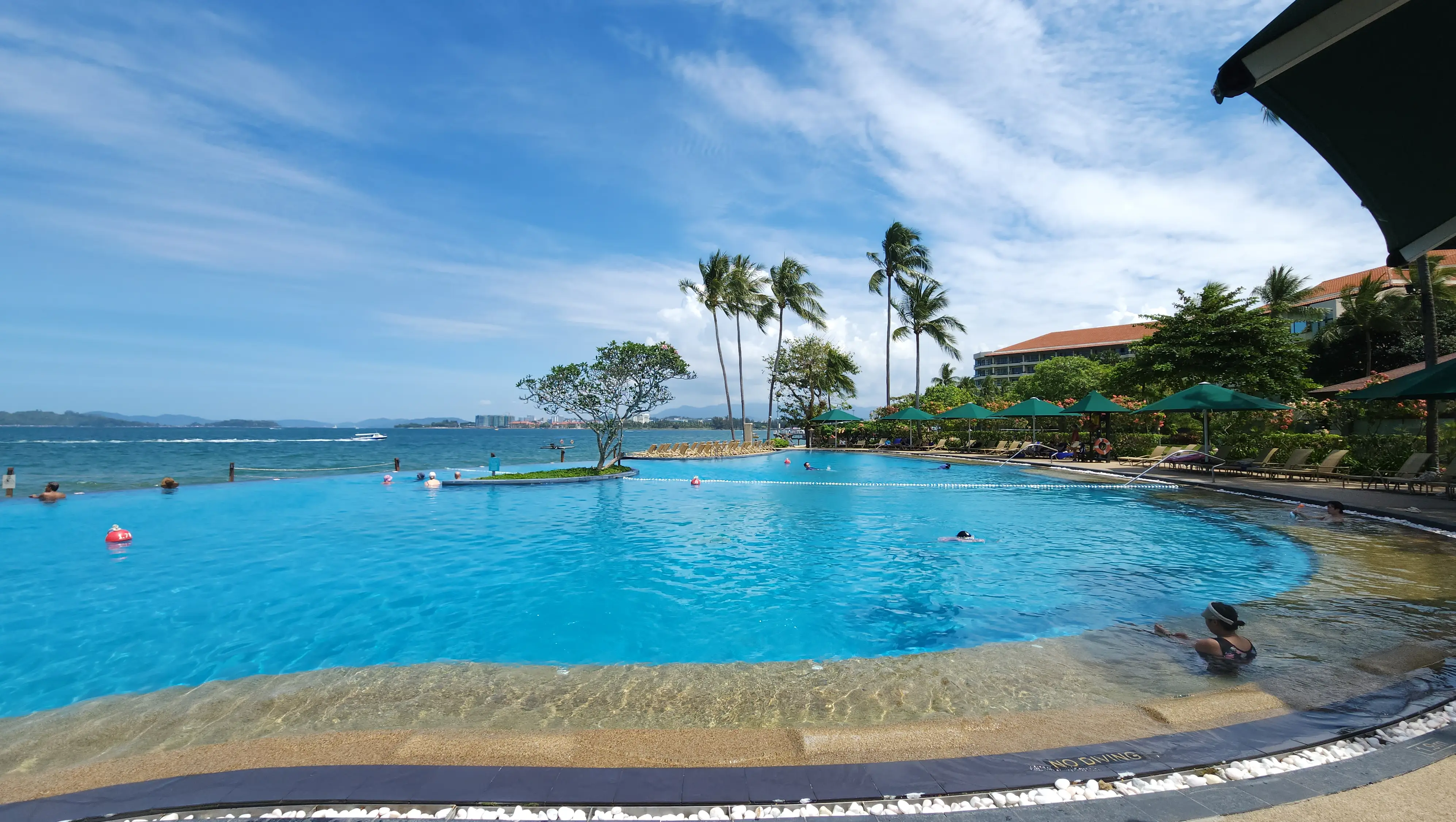 샹그릴라-탄중아루-수영장-성인풀-02