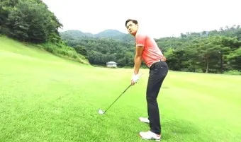 골프 오르막 공략 클럽증가 체중배분 스윙평면 조정_3