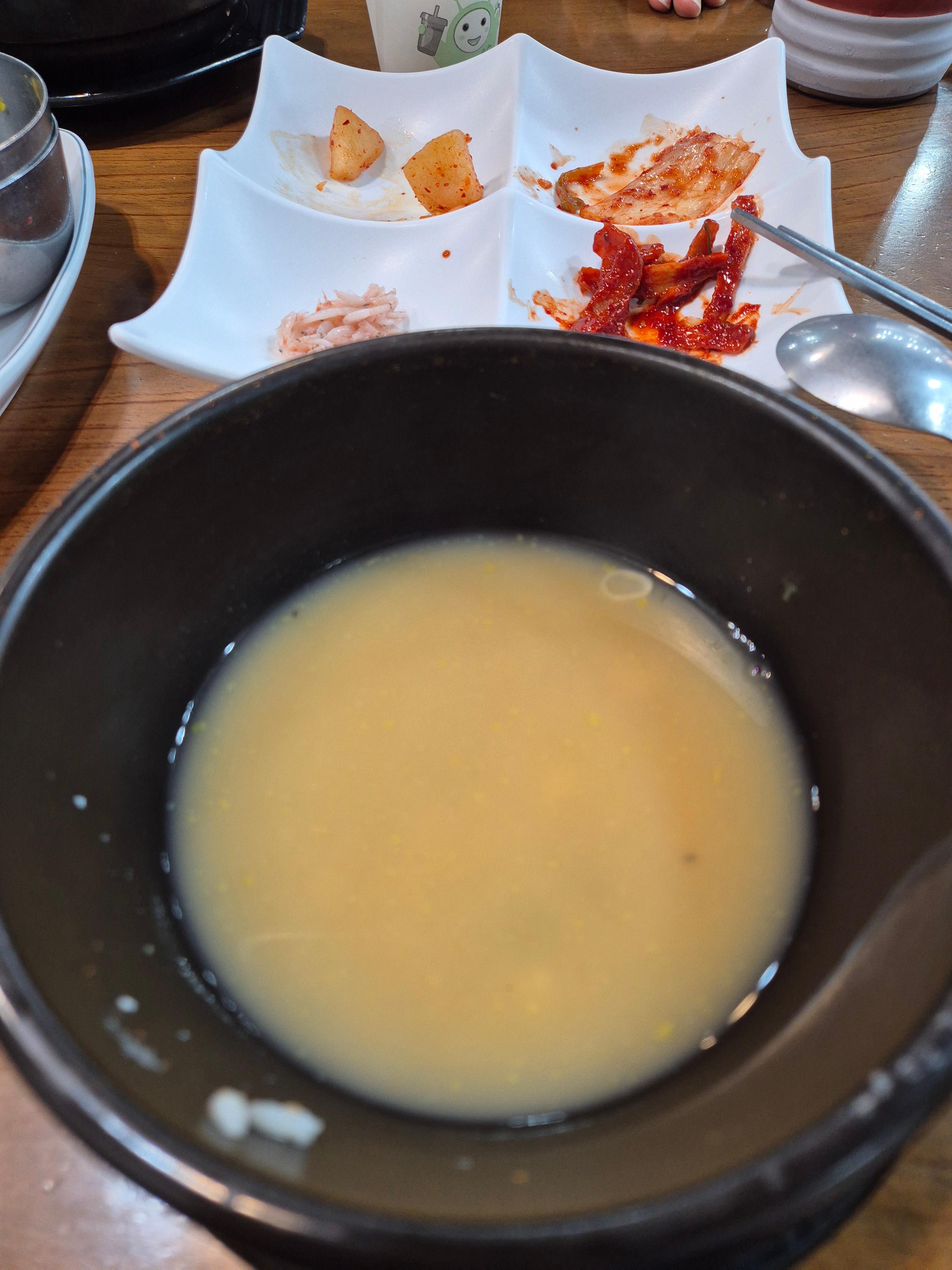 콩나물국밥 식사를 마친 뒤 국물이 남아 있는 빈 뚝배기 모습