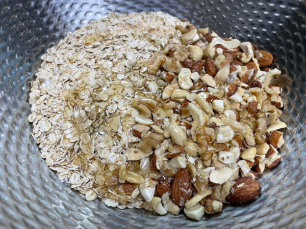그래놀라 만들기 - 보울에 담긴 오트밀, 견과류, 꿀, 식용유