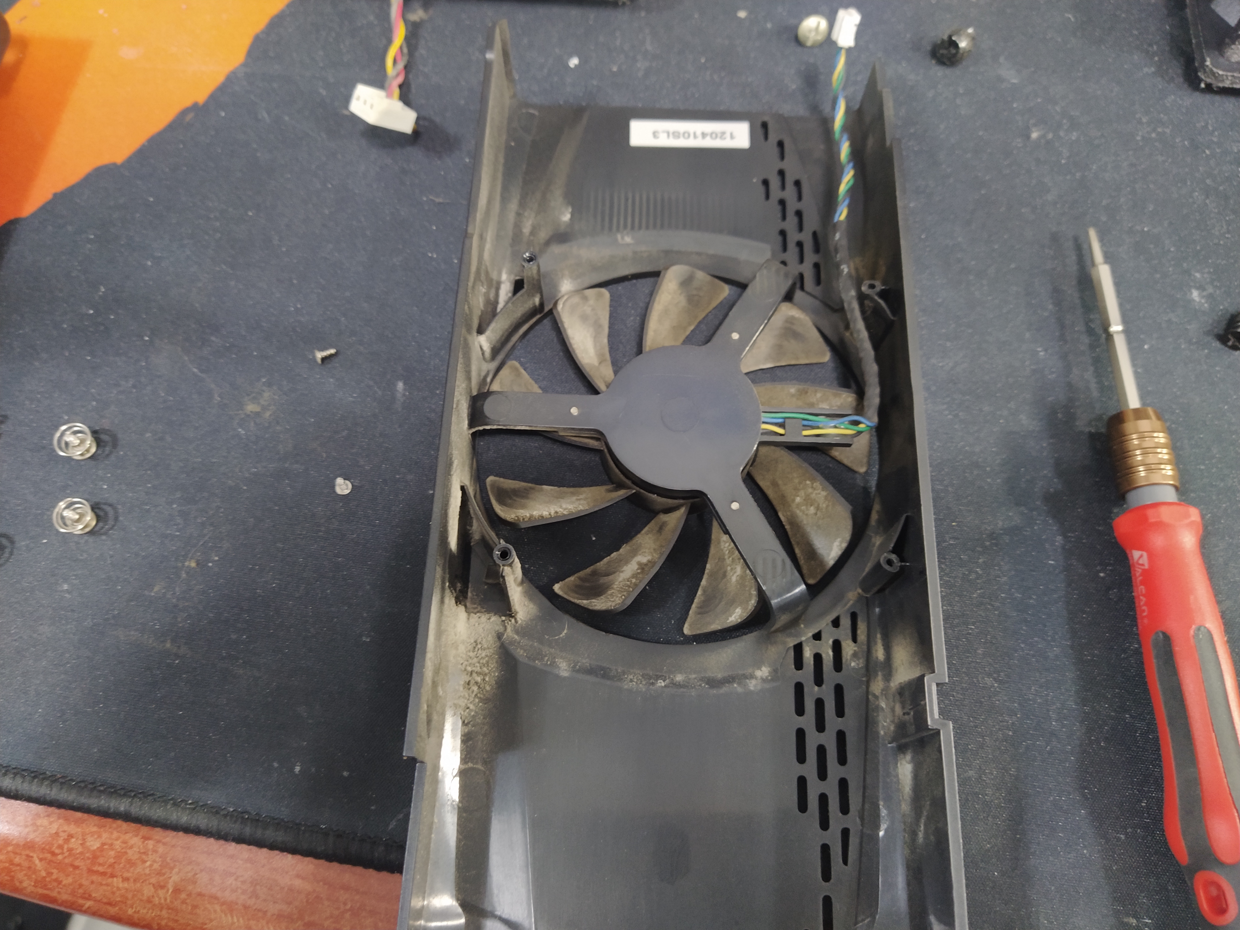 그래픽카드 방열판과 그래픽카드 팬 (쿨러마스터 FY09015H12LPA)