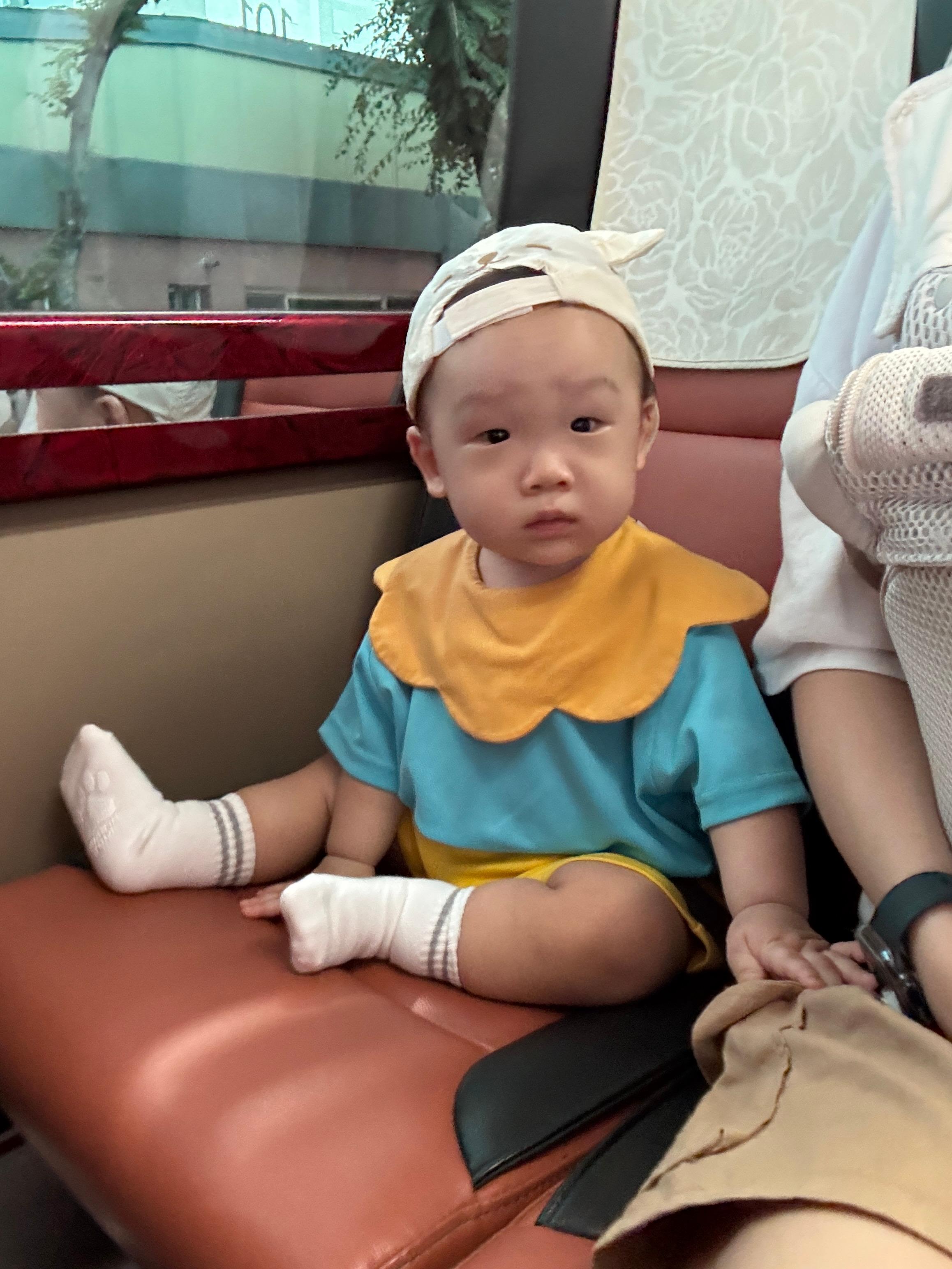 대형 버스 탑승한 11개월 아기 사진