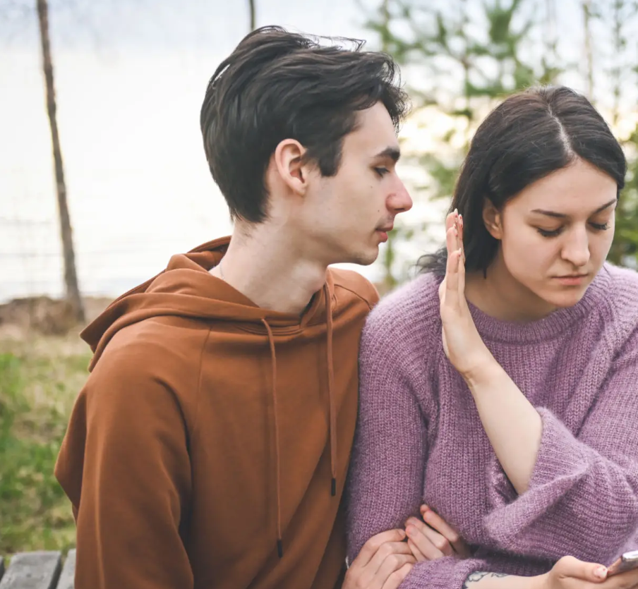 친밀한 지인의 대화를 거부하는 여자 사진