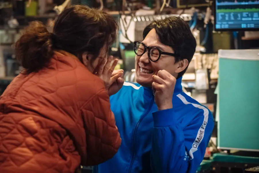 깨가 쏟아지는 미영(엄정화), 석환(박성웅) 부부