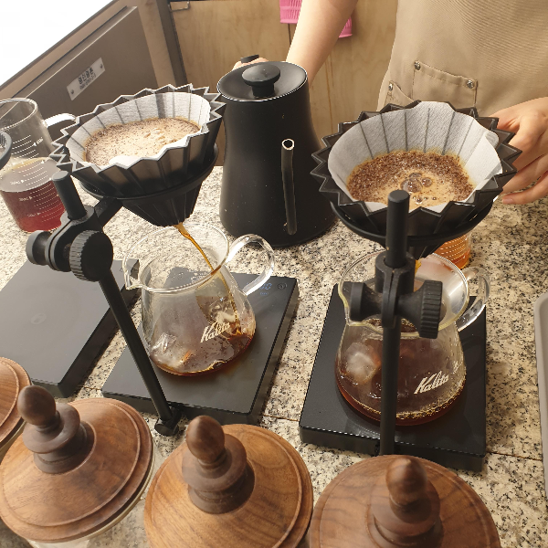 도조 커피 더현대 서울점: 현장에서 바로 로스팅해 주는 여의도 카페_추출 모습