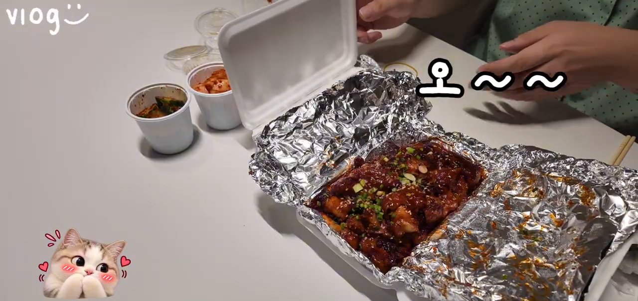 포장 용기를 열어 공개한 미니족발