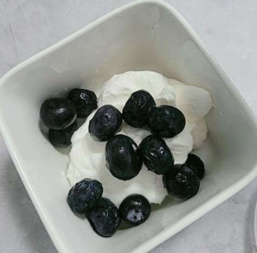 요거트에 볶은 검은콩