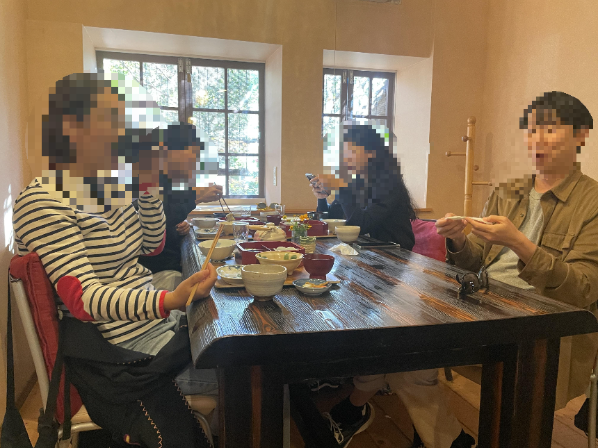 일화식당에서 맛있게 먹는 일행