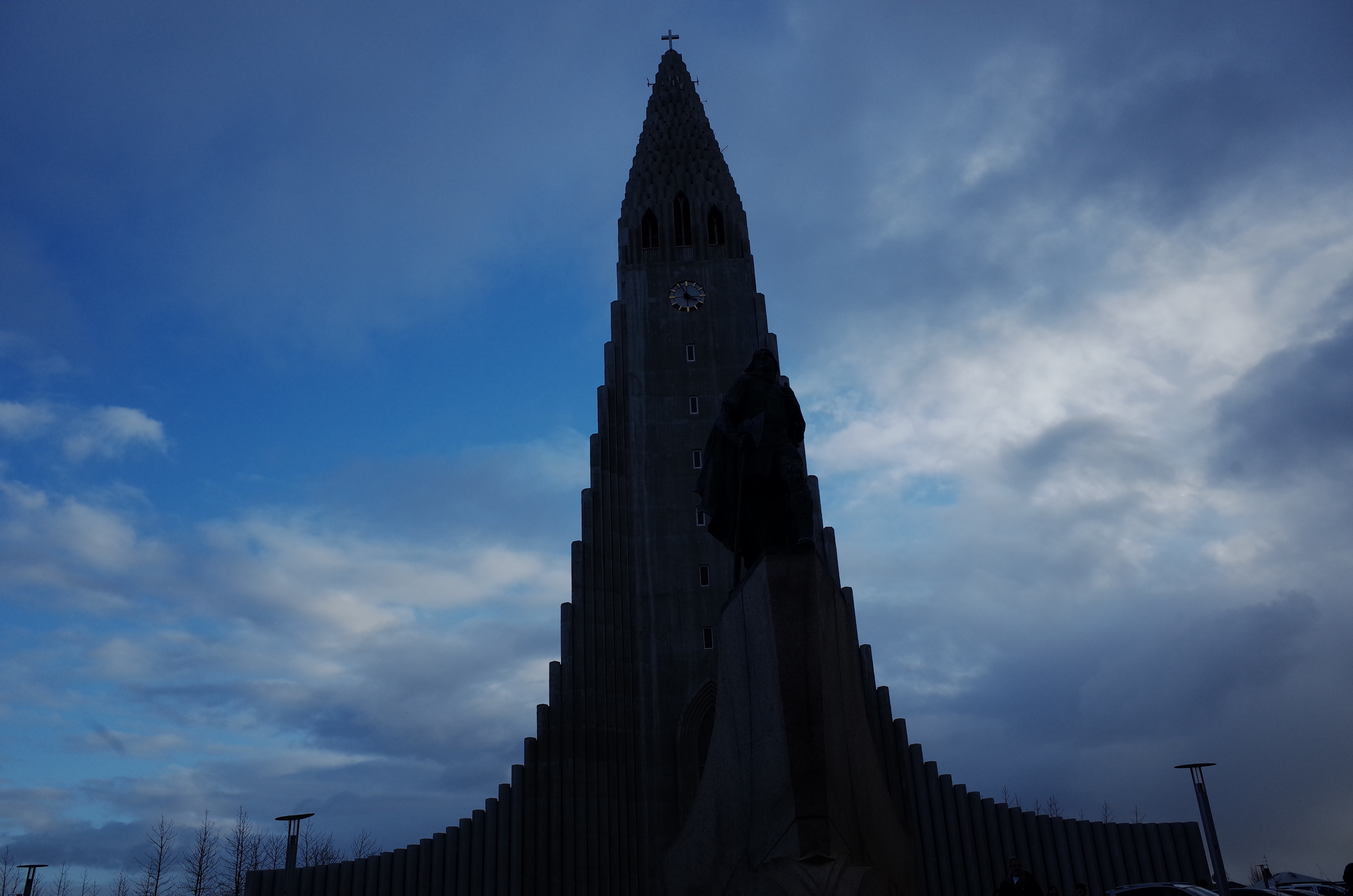 아이슬란드 레이캬비크의 랜드마크인 할그림스키르캬 성당의 웅장한 외관과 그 앞의 레이뷔르 에이릭손 동상