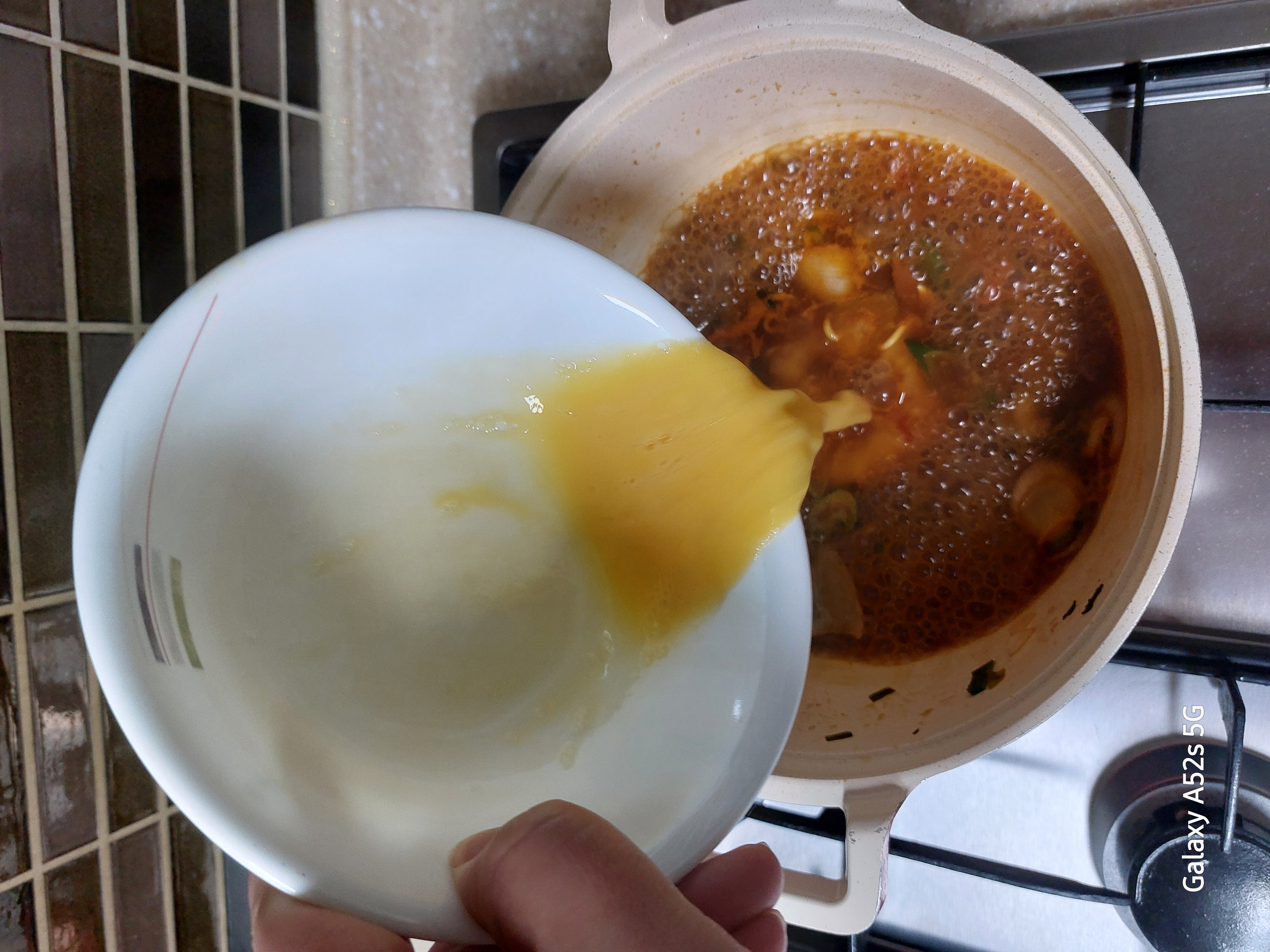 냄비에 계란물 붓고