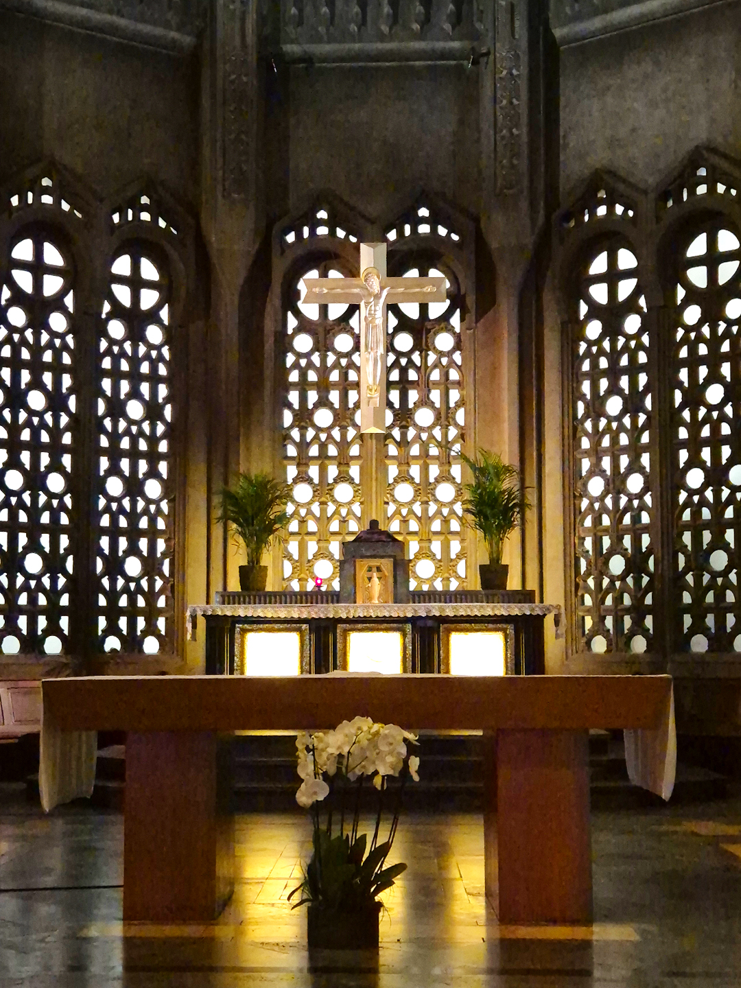 Le Christ en croix dans l’église catholique Saint-Christophe-de-Javel