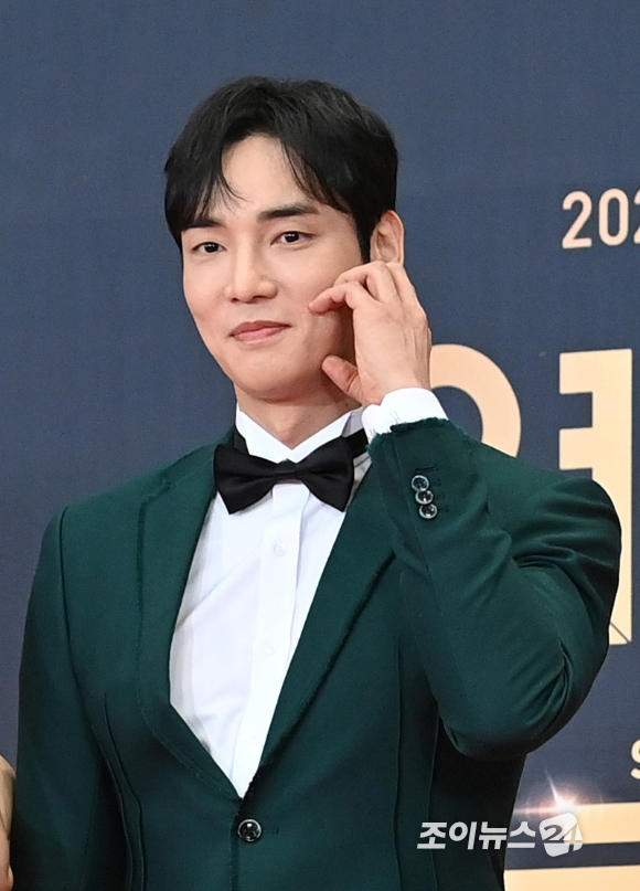 배우 강지섭이 31일 KBS 신관에서 열린 2022 KBS 연기대상 레드카펫에 참석해 포즈를 취하고 있다. [사진=조이뉴스24 포토DB]