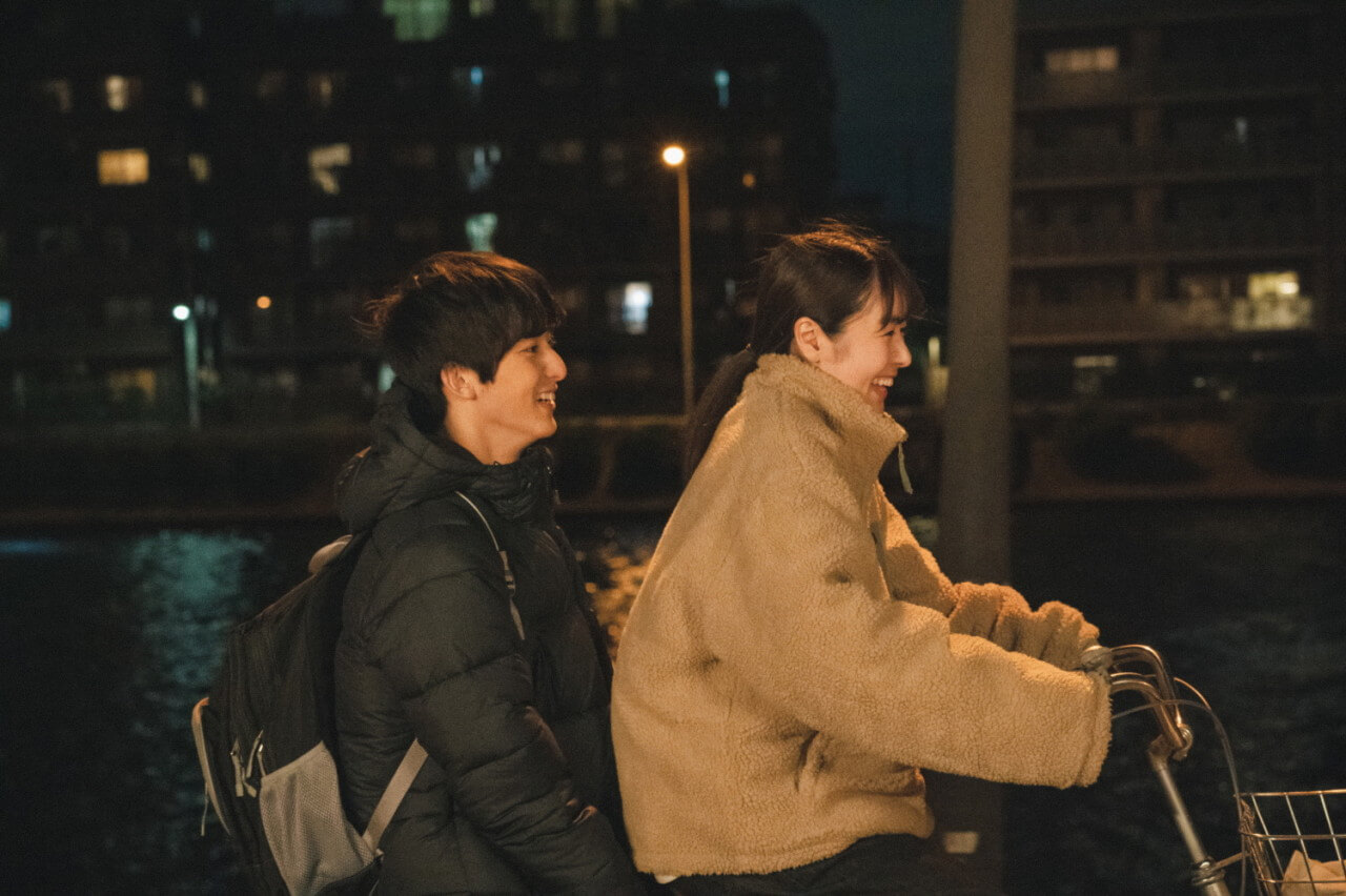 편의점 연하 알바생을 자전거 뒤에 태우고 웃으며 달리는 이이즈카