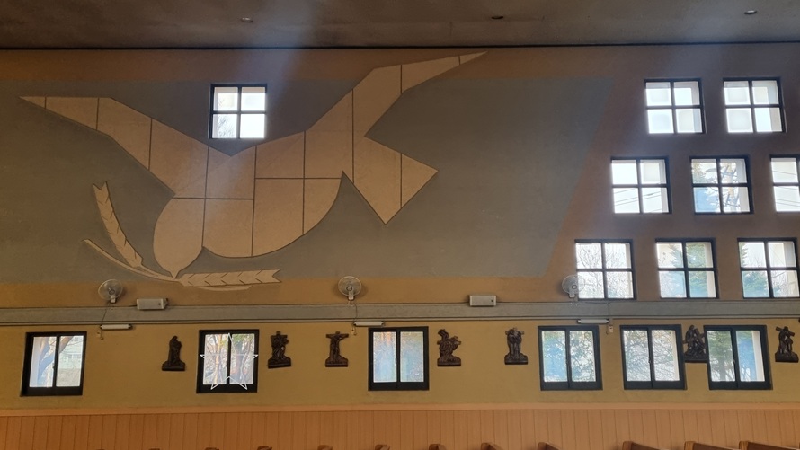 이천 장호원성당 성전 안 비둘기 부조 작품