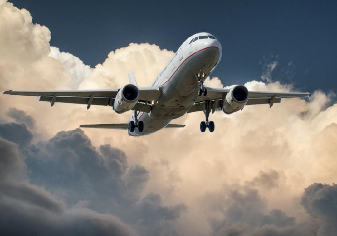 하늘 상공에 비행기가 떠 있다.