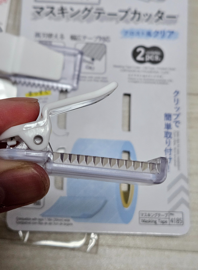 집게형 마스킹 테이프 커터의 톱니 모양 칼날 디테일 악어이빨같은 날 형태