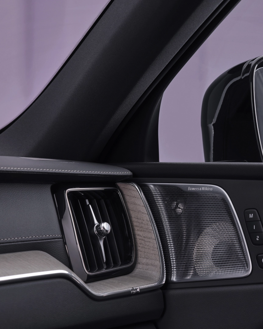2025 볼보 XC60 하이브리드 연비와 성능의 완벽한 조화