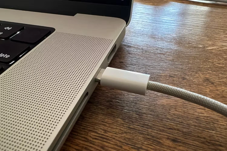 MagSafe 또는 USB-C 코드 연결 확인