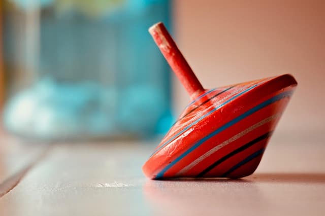 팽이치기, 회전 속도 속에 담긴 전통 놀이의 재미와 과학