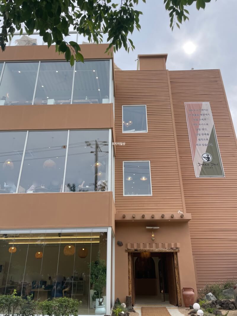 수원 신상 카페 맛집 도나스데이 수원 - 매장 전경