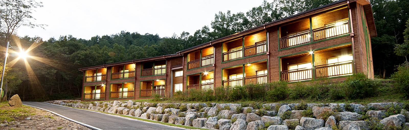 충북 국립 상당산성 자연휴양림 예약 숙소 주변 명소 여행 계곡 트레킹 등산 단풍 명소 할인 날씨 정보