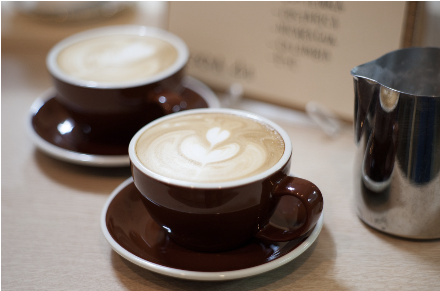 커피와 달콤한 간식이 함께 있는 아침 식탁