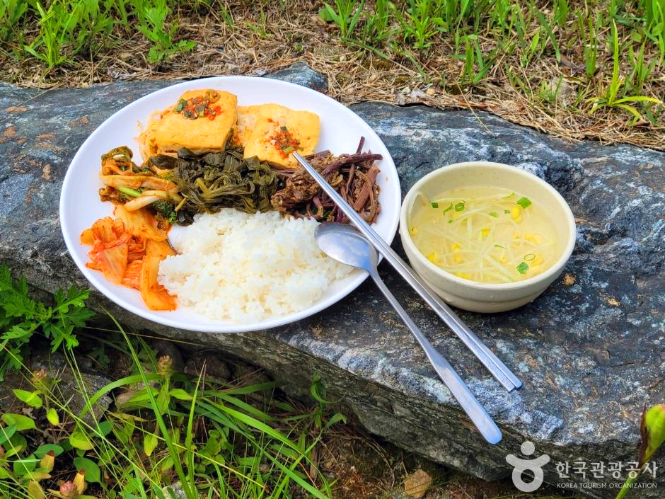 밥과 반찬, 국이 세팅되있다.
