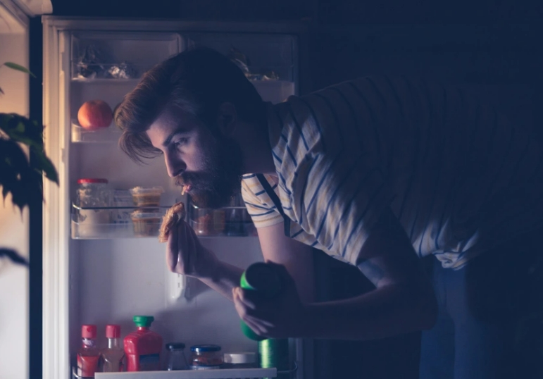 '야근이 체중 증가 원인' 밝혀져: 연구결과 Study reveals why people working the night shift gain weight