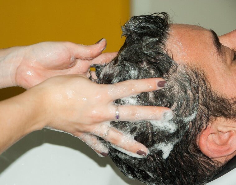 미용실에서 머리를 감겨 주는 모습