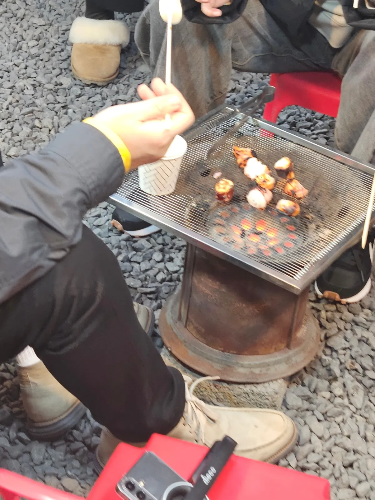 연탄불-마시멜로-구워먹는-모습